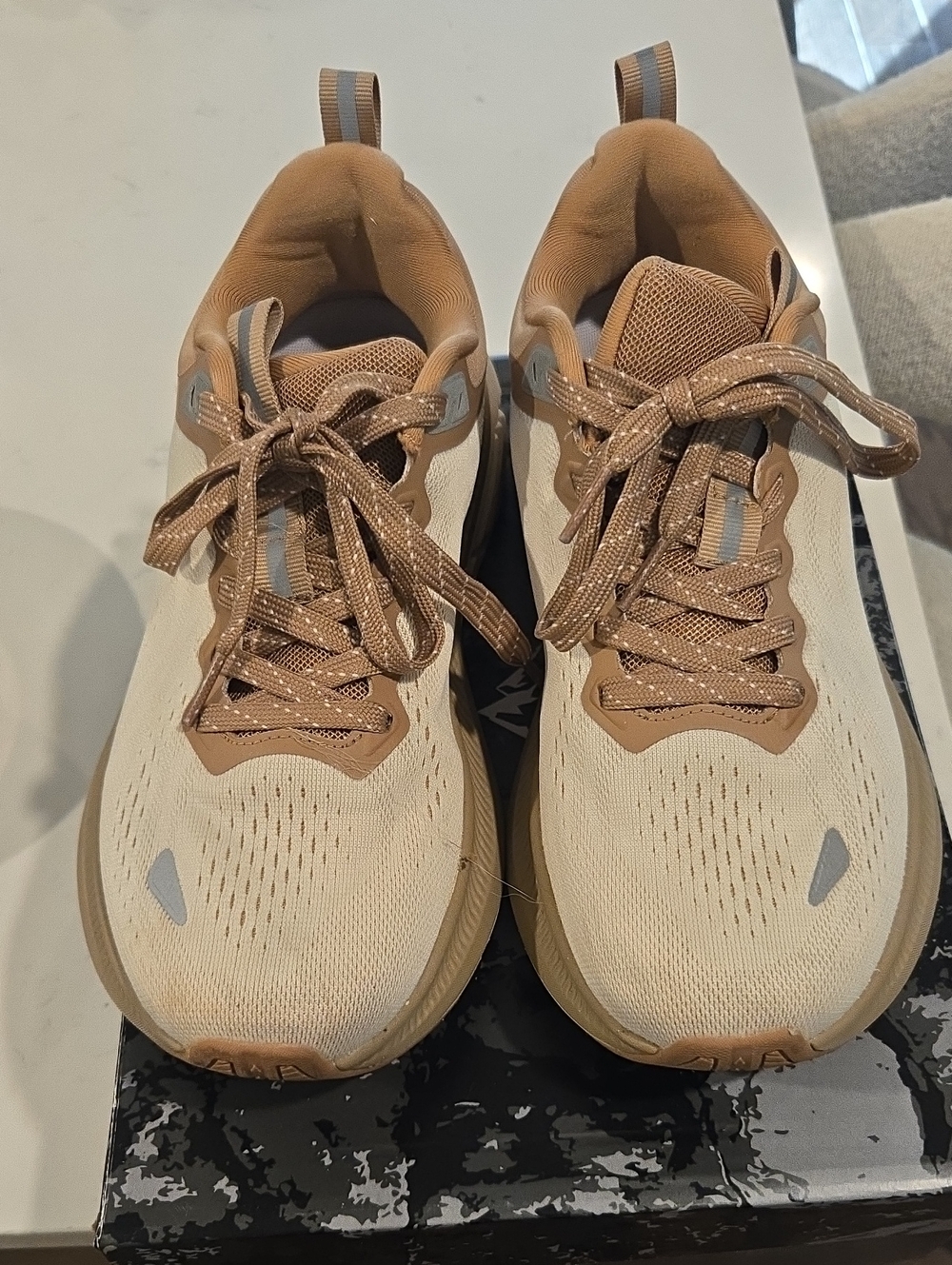 Nortiv 8 Lightweight Walking Shoes in Beige and Tan